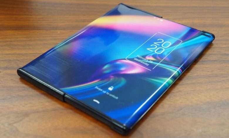 هاتف TCL قابل للف
