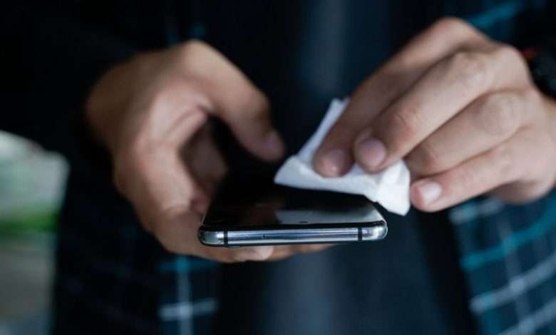 كم يبقى فيروس كورونا على شاشة الهاتف
