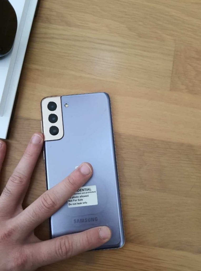 سامسونج جالكسي اس 21 بلس Samsung Galaxy S21 plus يتألّق بشاشة مسطحة وتصميم مميز في صور حيّة جديدة