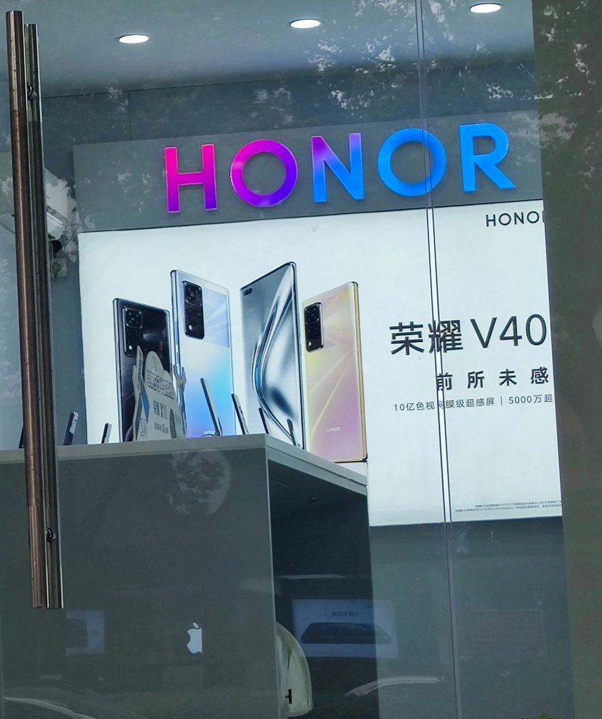 هونر في 40 - Honor V40 | ظهور أول ملصق ترويجي للهاتف يكشف عن تصميمه 2 هونر في 40