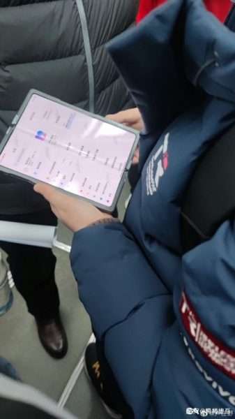 هاتف شاومي قابل للطي يظهر في براءة اختراع بتقنية شاشة جديدة وبدون علامات تجعّد أثناء الطي