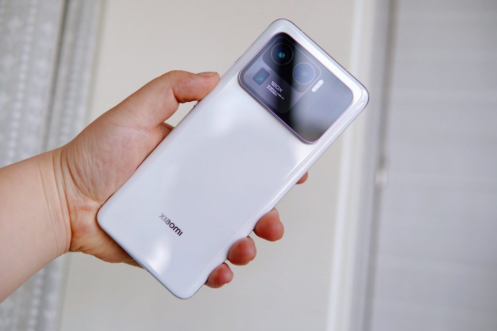 شاومي مي 11 الترا - Xiaomi Mi 11 Ultra باللون الأبيض السيراميك في صور جذابة 2 شاومي مي 11 الترا