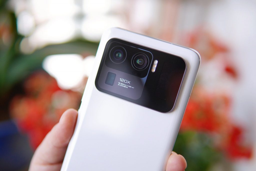 شاومي مي 11 الترا - Xiaomi Mi 11 Ultra باللون الأبيض السيراميك في صور جذابة 3 شاومي مي 11 الترا