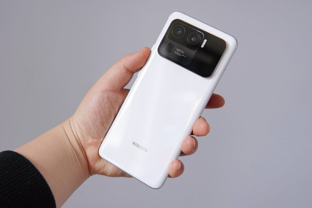 شاومي مي 11 الترا - Xiaomi Mi 11 Ultra باللون الأبيض السيراميك في صور جذابة 4 شاومي مي 11 الترا