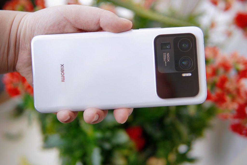 شاومي مي 11 الترا - Xiaomi Mi 11 Ultra باللون الأبيض السيراميك في صور جذابة 5 شاومي مي 11 الترا