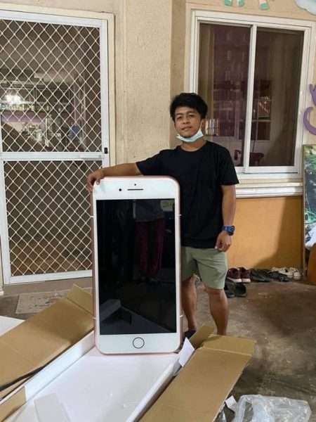 شاب تايلندي يطلب آيفون عبر الإنترنت لكنه تفاجأ بما وصله 3 شاب تايلندي يطلب آيفون عبر الإنترنت لكنه تفاجأ بما وصله
