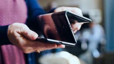 صورة توضيحية هاتف سامسونج بشاشتين قابلتين للطي
