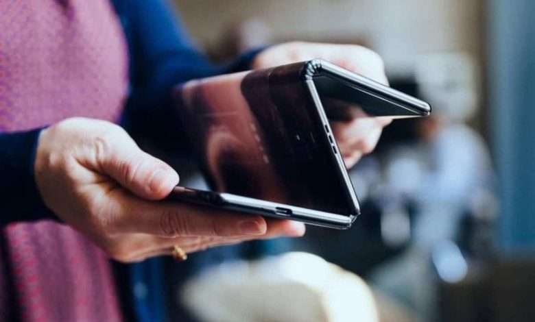 صورة توضيحية هاتف سامسونج بشاشتين قابلتين للطي