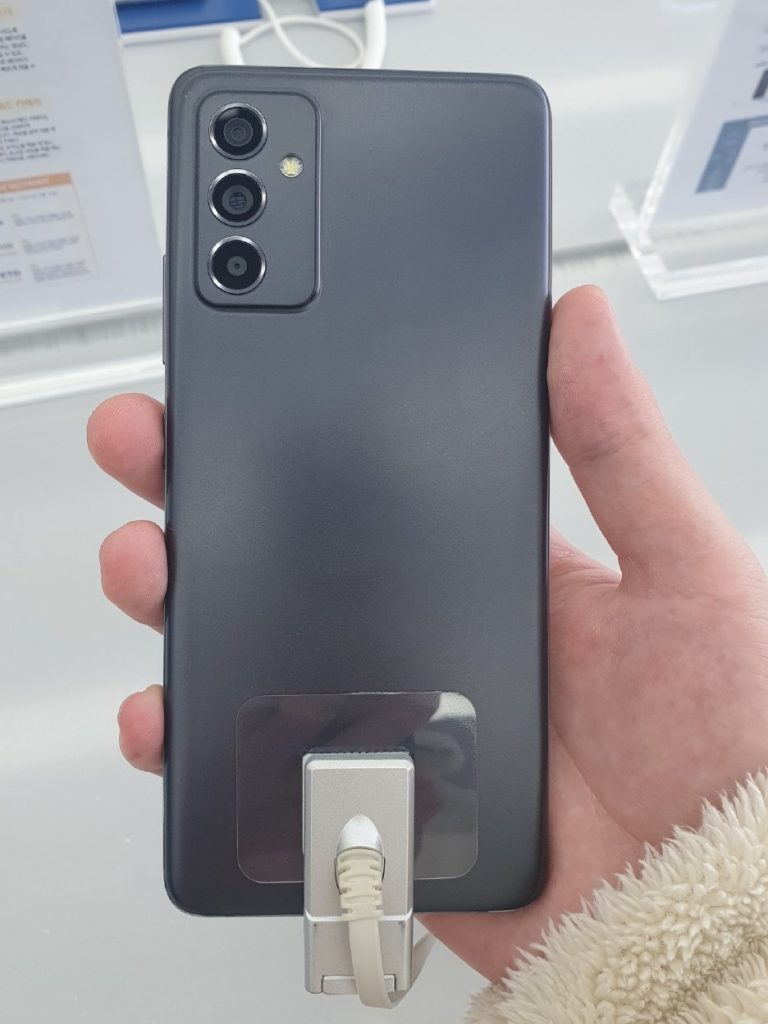 جالكسي اى 82 فايف جي Galaxy A82 5G تسريب فيديو يبرز عمر البطارية المميز! 2 جالكسي اى 82 فايف جي Galaxy A82 5G تسريب فيديو يبرز عمر البطارية المميز!