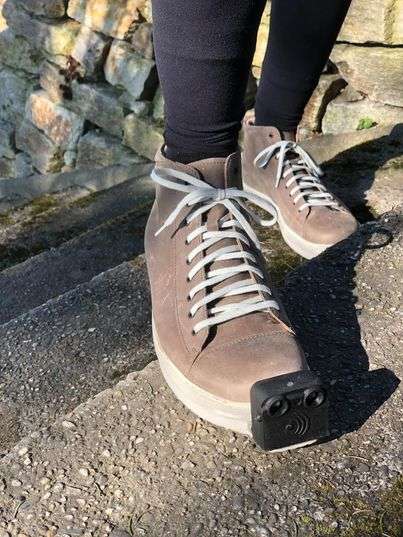 الحذاء الذكي ابتكار جديد سيساعد فاقدي البصر ويغنيهم عن اسخدام العكازات