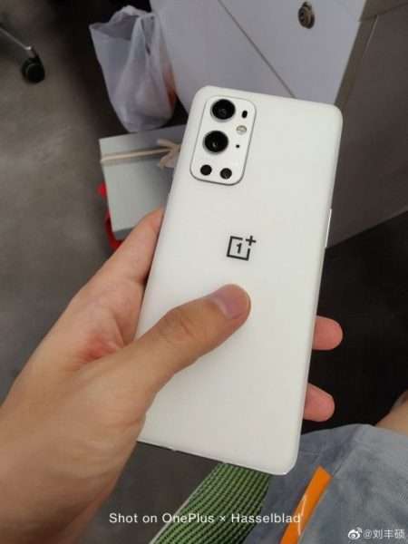 ون بلس 9 برو – OnePlus 9 Pro يتألق بلون أبيض ناصع في صورة حيّة مسرّبة