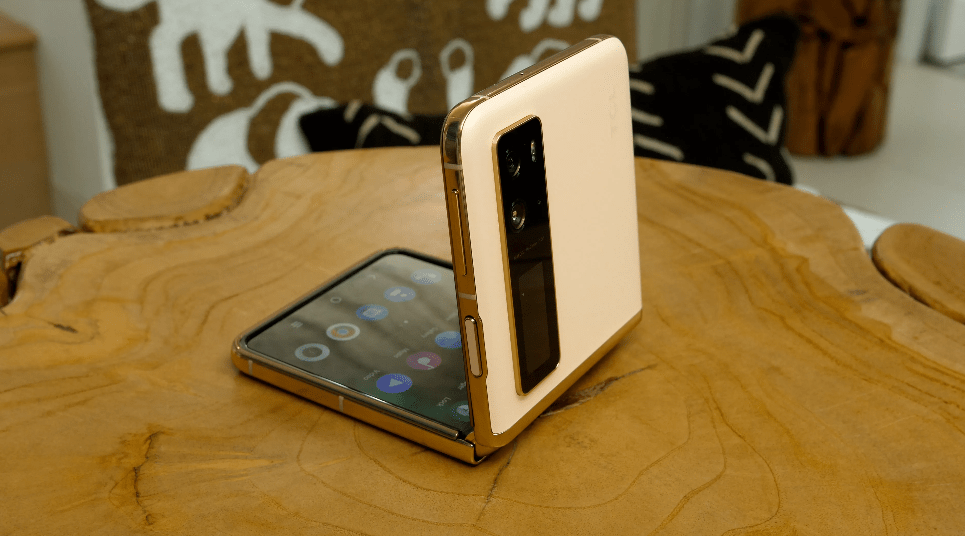 هاتف TCL القابل للطي قادم بتصميم مستعار من سامسونج جالكسي زد فليب وبسعر منافس 2 هاتف TCL القابل للطي قادم بتصميم مستعار من سامسونج جالكسي زد فليب وبسعر منافس