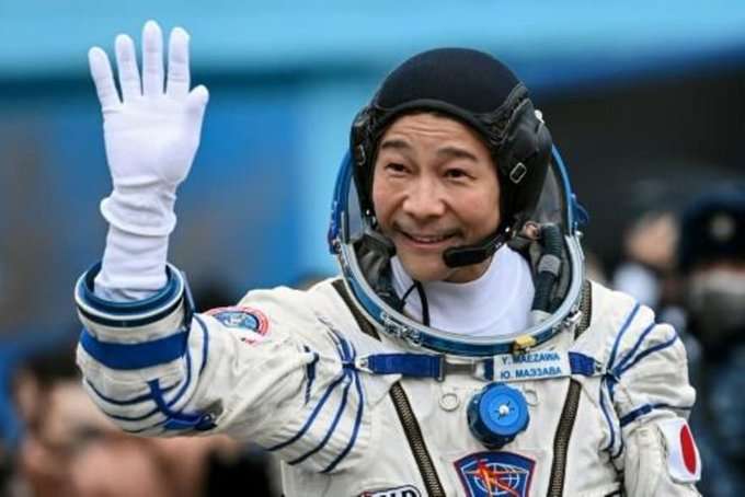 الملياردير الياباني يوساكو مايزاوا يحقق إنجازًا جديدًا وينقل قصة مانغا إلى الفضاء الخارجي