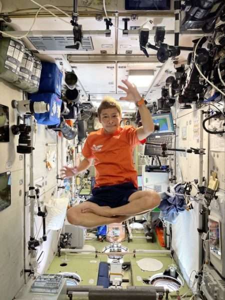 الملياردير الياباني يوساكو مايزاوا يحقق إنجازًا جديدًا وينقل قصة مانغا إلى الفضاء الخارجي