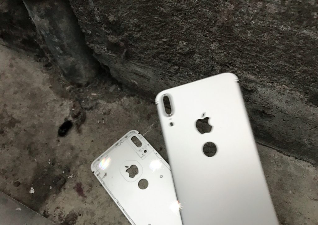 آيفون اكس - iPhone X بمستشعر بصمة إصبع في الخلف يظهر في صور جديدة 3 آيفون اكس - iPhone X بمستشعر بصمة إصبع في الخلف يظهر في صور جديدة