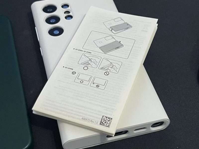 سامسونج جالكسي اس 22 – Galaxy S22 أغطية حماية رسمية لهواتف السلسلة كاملةً في صور حيّة