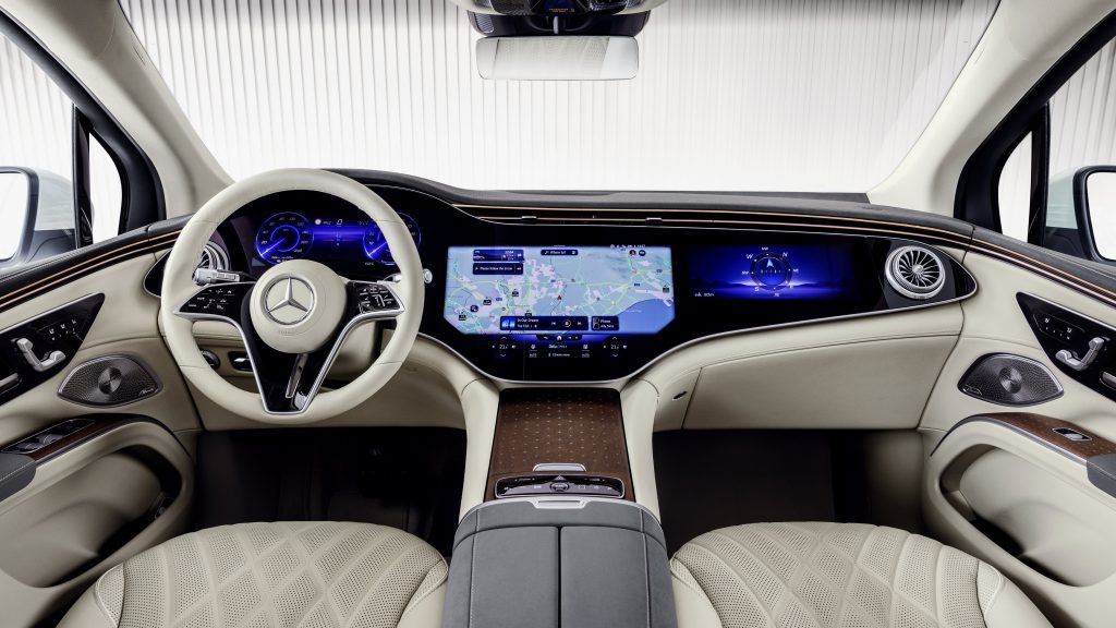 أعلنت مرسيدس اليوم عن سيارة EQS SUV الكهربائية، حيث تشبه السيارة تصميم سيارة أخرى وهي سيارة EQS وتعتبر هذه السيارة هي أول سيارة دفع رباعي كهربائية بالكامل يتم تصنيعها للسوق الأمريكية.