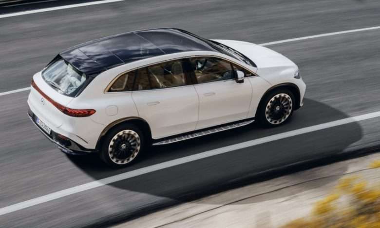 أعلنت مرسيدس اليوم عن سيارة EQS SUV الكهربائية، حيث تشبه السيارة تصميم سيارة أخرى وهي سيارة EQS وتعتبر هذه السيارة هي أول سيارة دفع رباعي كهربائية بالكامل يتم تصنيعها للسوق الأمريكية.