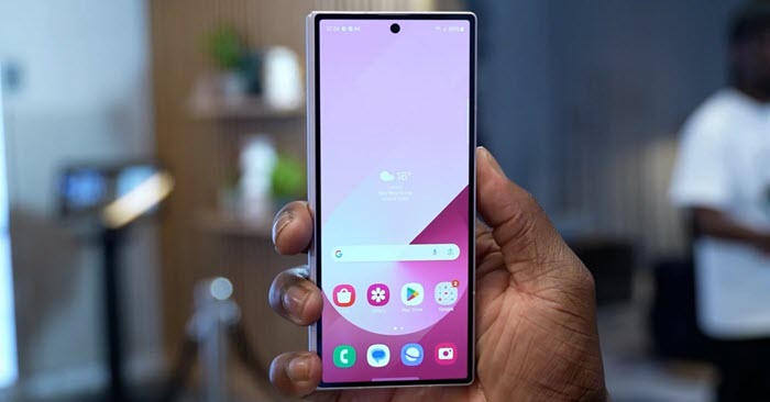 نحن على بعد بضعة أشهر من الإصدار التجريبي الرسمي من تحديث واجهة One UI 7.0 الذي يعتمد على تحديث أندرويد 15. وهناك تسريبات جديدة تشير إلى أن One UI 7.0 يستعير بشكل كبير من iOS 18 وحتى من HyperOS من شاومي.