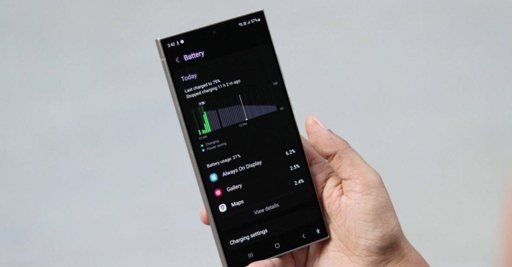نحن على بعد بضعة أشهر من الإعلان عن الهاتف الرائد سامسونج جالكسي اس 25 الترا "Galaxy S25 Ultra". ومن المتوقع أن يأتي هذا الهاتف الرائد المنتظر من الشركة الكورية سامسونج بتحسينات كبيرة في التصميم والأداء والكاميرات