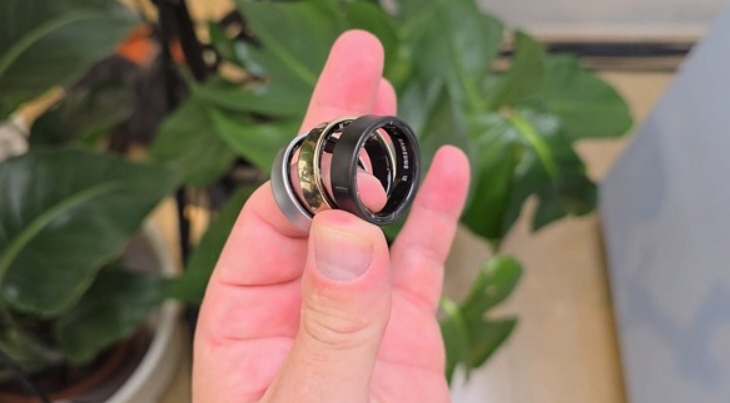 أعلنت سامسونج عن خاتم جالكسي رينج "Galaxy Ring" في 10 يوليو، وكشفت عن تفاصيله وبدأت بيعه في بعض البلدان المختارة. في البداية، ذكرت سامسونج أن هذا الخاتم الذكي يعمل فقط مع هواتف Galaxy الخاصة بها، لكن لاحقًا أوضحت أنه يمكن استخدامه مع هواتف أخرى أيضاً، رغم أن بعض الوظائف ستكون محصورة ضمن نظامها البيئي.
