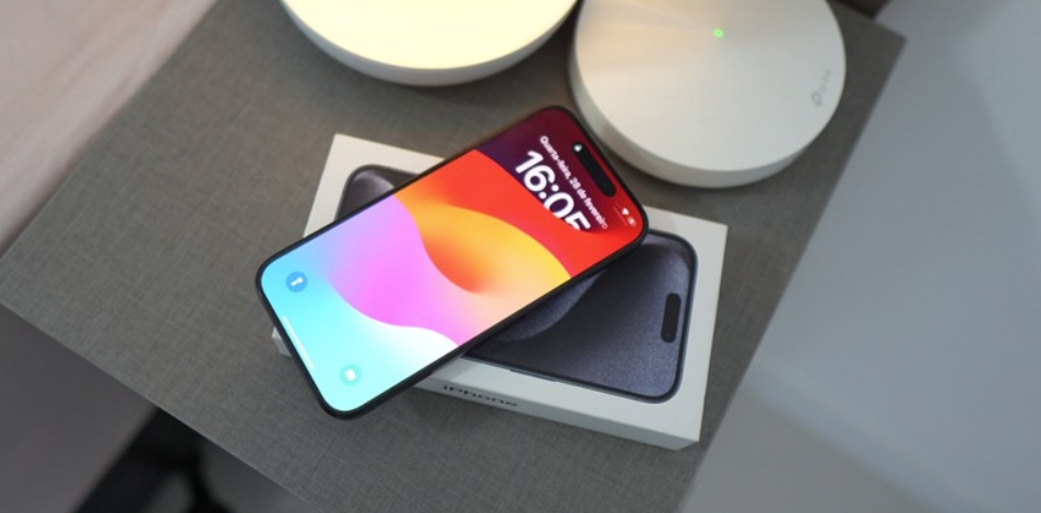 أطلقت شركة أبل مؤخرًا تحديث iOS 17.6.1 لإصلاح خلل في حماية البيانات المتقدمة لـ iCloud. وكما هو متوقع، أوقفت الشركة توقيع iOS 17.6 يوم الخميس (15). هذا يعني أن المستخدمين الذين قاموا بتحديث أجهزتهم إلى الإصدار الأحدث من نظام التشغيل لا يمكنهم الرجوع إلى الإصدار السابق.