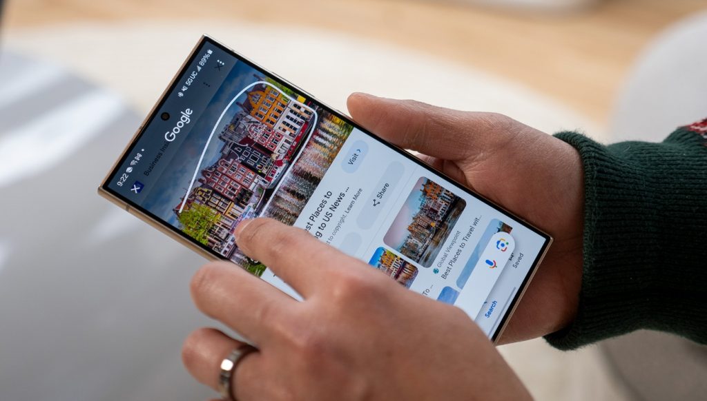 أعلنت الشركة الكورية سامسونج الأسبوع الماضي أن بعض هواتف الذكية من سلسلة Galaxy A والأجهزة اللوحية من إصدار Fan Edition ستحصل على ميزة الذكاء الاصطناعي الجديدة دائرة البحث أو Circle to Search من خلال تحديث قادم. ويبدو أن هذا التحديث قد بدأ الآن بالوصول إلى هاتف سامسونج جالكسي اى 55 "Galaxy A55".