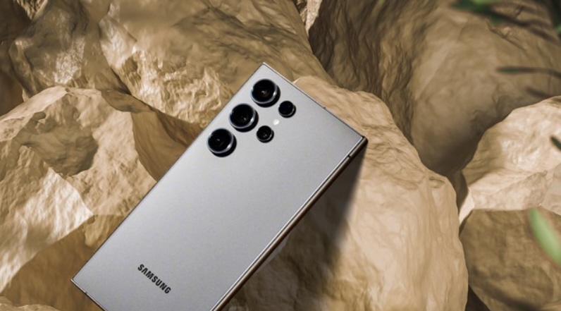 يستعد هاتف سامسونج جالكسي اس 25 الترا "Galaxy S25 Ultra" لتحقيق إنجاز جديد في مجال التصميم والمواصفات. وفقًا للتسريبات الأخيرة من Ice Universe، سيأتي النموذج الجديد بتصميم محسّن مع زوايا مستديرة، بالإضافة إلى كونه الأرق في سلسلة الترا حتى الآن. كما سيحمل الهاتف مستشعر كاميرا واسعة جديد.