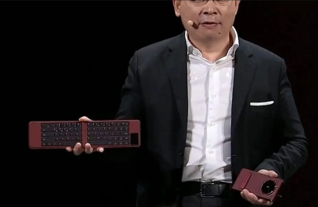 بعد التشويق، أطلقت شركة هواوي رسميًا هاتف هواوي ميت أكس ال "Huawei Mate XT"، كأول هاتف متوفر تجاريًا في العالم بشاشة ثلاثية الطي. دعونا نتعرف على ما يقدمه هذا الجهاز الطموح.