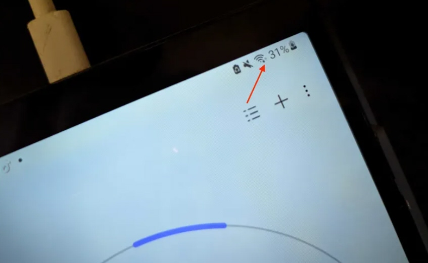 في بعض هواتف أندرويد، قد تلاحظ وجود أيقونات صغيرة على شكل أسهم بجانب رموز WiFi و4G/5G وBluetooth في شريط الحالة. قد لا تكون لاحظت هذه الرموز من قبل، وربما تتساءل عن معناها أو سبب وجودها.