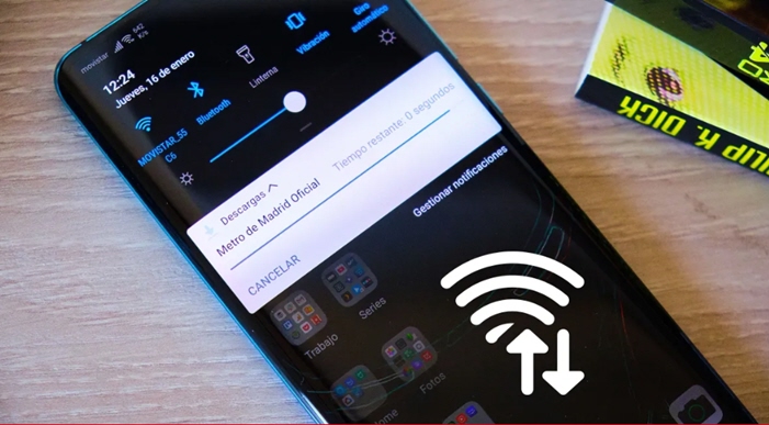 في بعض هواتف أندرويد، قد تلاحظ وجود أيقونات صغيرة على شكل أسهم بجانب رموز WiFi و4G/5G وBluetooth في شريط الحالة. قد لا تكون لاحظت هذه الرموز من قبل، وربما تتساءل عن معناها أو سبب وجودها.