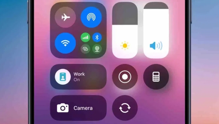 أصبح تحديث iOS 18 رسميًا وسنستعرض لك جميع المميزات والتغييرات التي وصلت إلى جهاز ايفون الخاص بك. تُسلط هذه النسخة الجديدة من تحديث iOS 18 الضوء بشكل كبير على التخصيص، مما يتيح لك تعديل مظهر الشاشة الرئيسية، ومركز التحكم، والتطبيق الأصلي للصور الذي تم إعادة تصميمه بالكامل.
