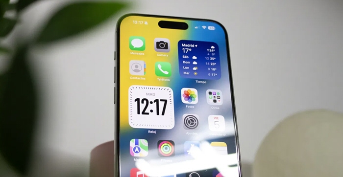 من الممكن أن يُجبر الاتحاد الأوروبي ابل على فتح نظام iOS لمصنّعين آخرين مثل سامسونج، مما يمثل تغييرًا كبيرًا في صناعة التكنولوجيا. هذا التوجه يتعارض مع فلسفة ابل التي تعتمد على تكامل برامجها مع أجهزتها لتحقيق أفضل أداء وتجربة مستخدم.