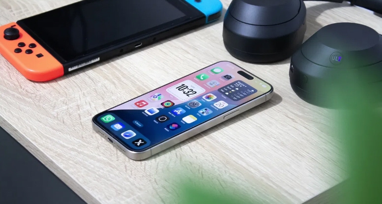 تشير جميع الدلائل إلى أن شركة ابل تستعد لإطلاق تحديث جديد لهواتف ايفون بعد إصدار iOS 18 وقبل وصول iOS 18.1 مع ميزات Apple Intelligence. سيكون هذا التحديث هو iOS 18.0.1، الذي يهدف إلى إصلاح بعض الأخطاء والمشكلات التي قد تكون قد سببتها النسخة الجديدة من iOS 18 لمستخدمي ايفون في الأيام الأولى بعد الإطلاق.