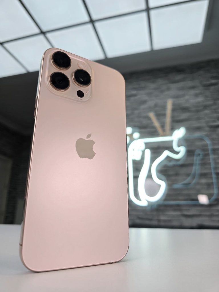 أطلقت أبل جهازها الأقوى والأحدث، ايفون 16 برو ماكس "iPhone 16 Pro Max". اليوم ننقل لكم تجربتنا الشاملة للهاتف بعد صدوره بموضوعية، ونشارككم أكثر ما أعجبنا وأبرز خيب آمالنا في الهاتف… وهل يستحق الشراء؟