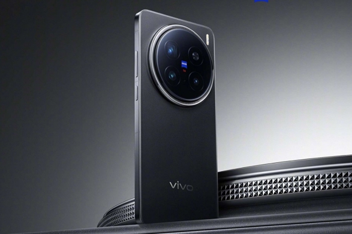 يقدم هاتف فيفو اكس 200 برو "vivo X200 Pro" تجربة كاملة من حيث الحجم والمواصفات، بينما يأتي فيفو اكس 200 برو ميني "vivo X200 Pro mini" بتصميم أكثر إحكامًا ولكنه يحمل نفس الميزات تقريبًا، بما في ذلك كاميرا تليفوتوغرافي مذهلة بدقة 200 ميجابكسل وبطارية كبيرة. دعونا نستعرض التفاصيل.