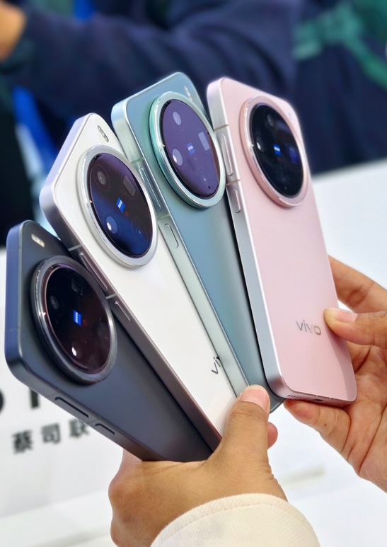 يقدم هاتف فيفو اكس 200 برو "vivo X200 Pro" تجربة كاملة من حيث الحجم والمواصفات، بينما يأتي فيفو اكس 200 برو ميني "vivo X200 Pro mini" بتصميم أكثر إحكامًا ولكنه يحمل نفس الميزات تقريبًا، بما في ذلك كاميرا تليفوتوغرافي مذهلة بدقة 200 ميجابكسل وبطارية كبيرة. دعونا نستعرض التفاصيل.