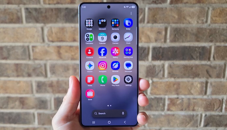5 تطبيقات يفضل الكثير حذفها أو تعطيلها فور شراء هاتف Galaxy جديد